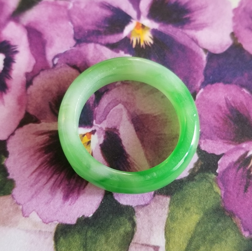 Green ring size 8.5 8 1/2 faux Jade